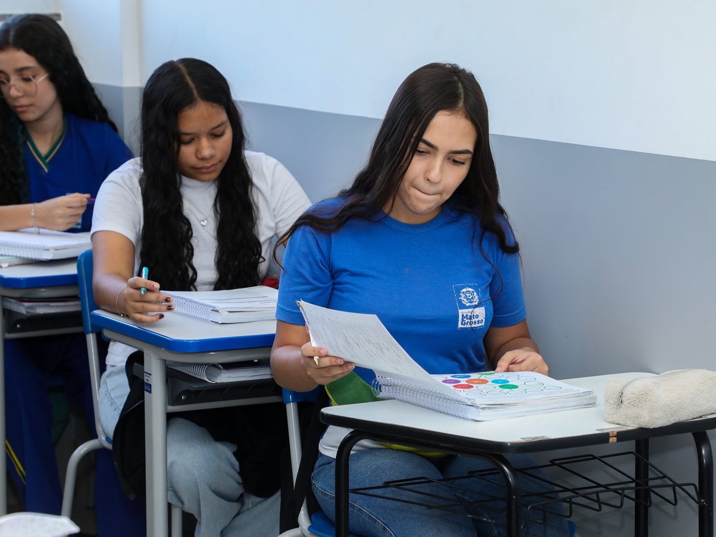 Estudantes de uniforme azul estudam em sala de aula da Escola Técnica Estadual de Alta Floresta