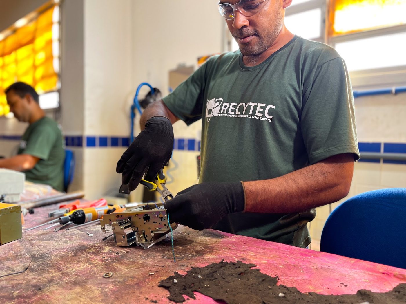 Técnico recondiciona um notebook no laboratório do programa Recytec