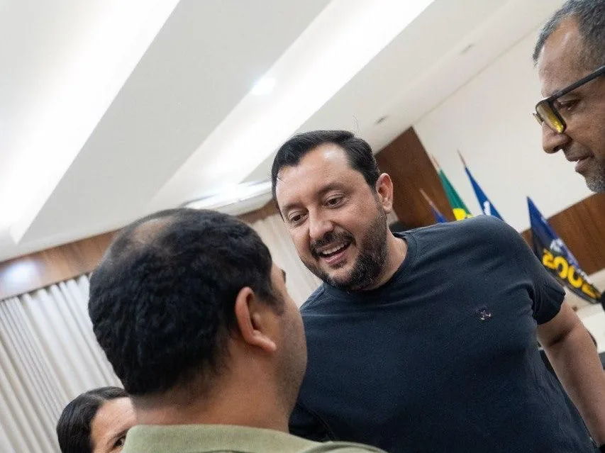Allan Kardec cumprimenta apoiadores ao final de um encontro