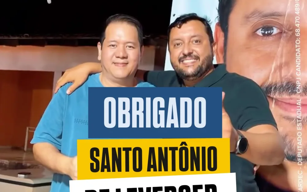 Allan Kardec abraça apoiador em frente ao banner da campanha em Santo Antônio de Leverger