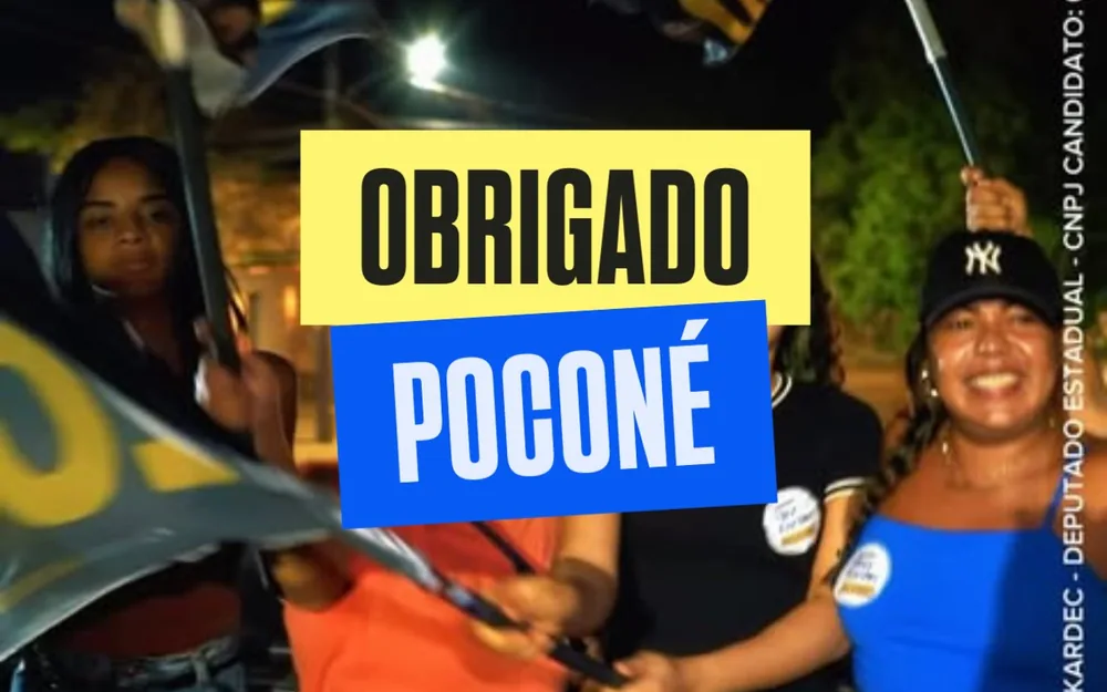 Apoiadoras com bandeiras da campanha à noite em Poconé