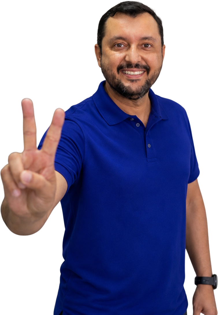 Professor Allan Kardec sorrindo e fazendo o sinal da paz