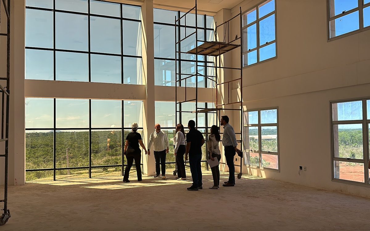 Visitantes observam a paisagem pela janela panorâmica do prédio do Parque Tecnológico em obras
