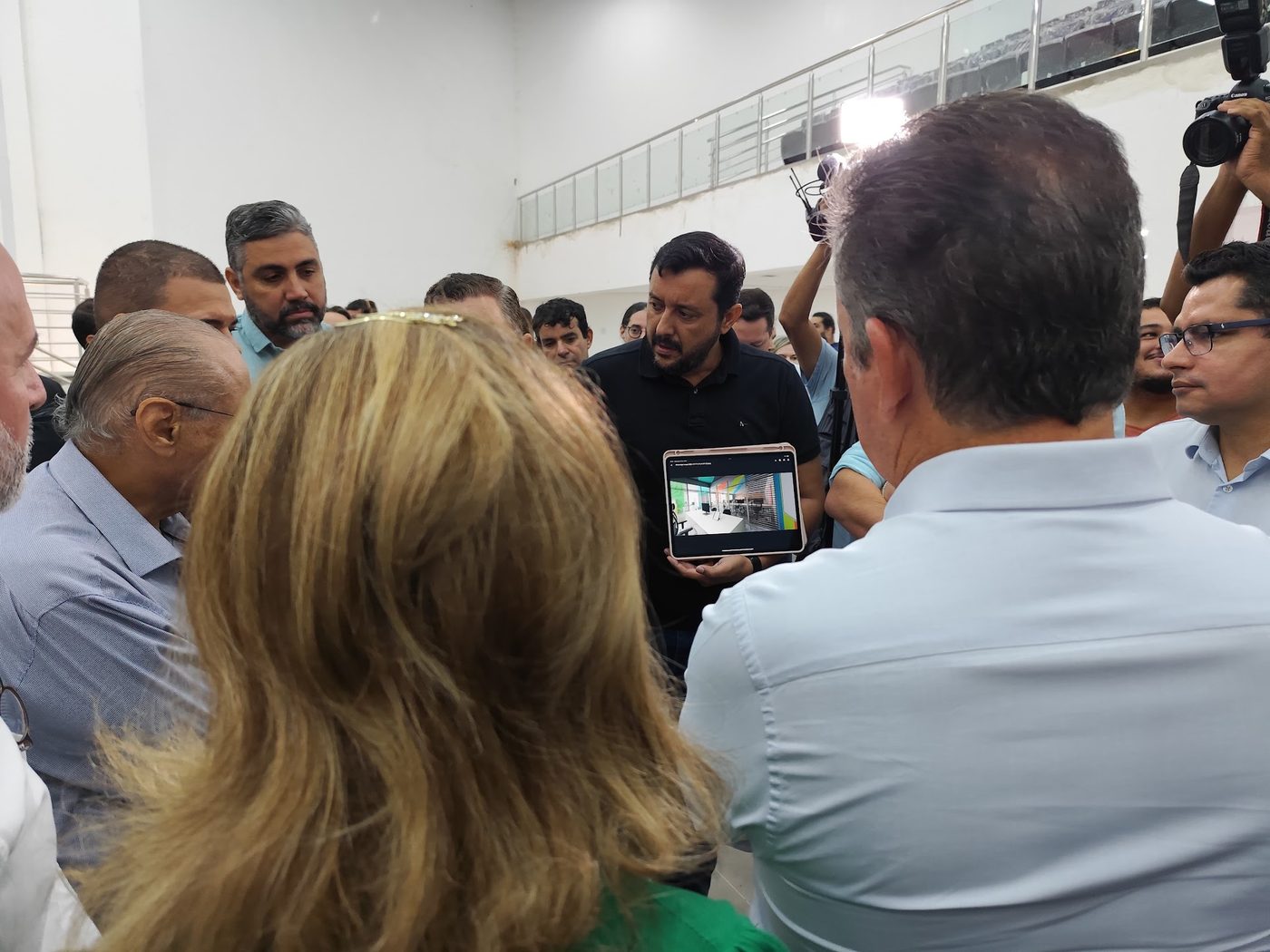 Allan Kardec apresenta o projeto do Parque Tecnológico em um tablet a comitiva de autoridades