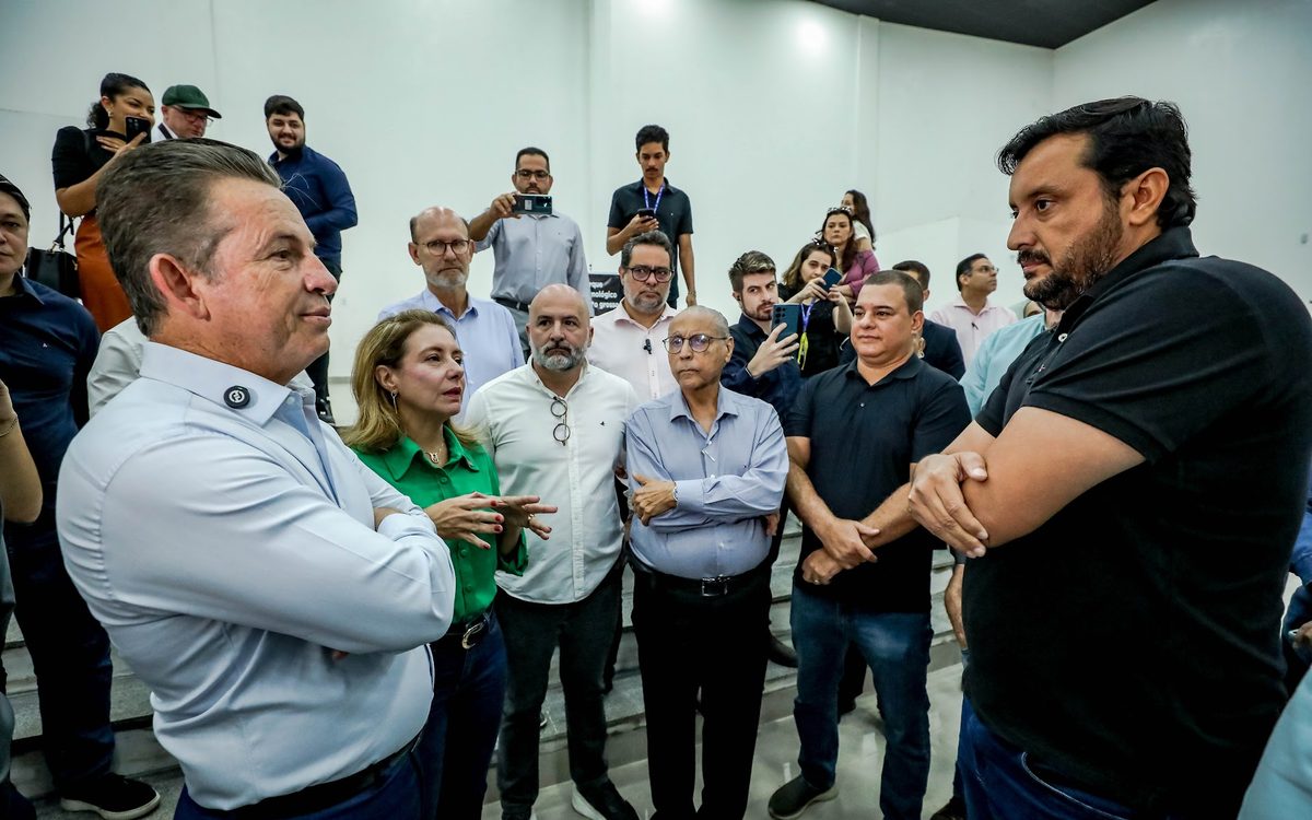 Allan Kardec conversa com grupo de visitantes durante visita técnica ao Parque Tecnológico