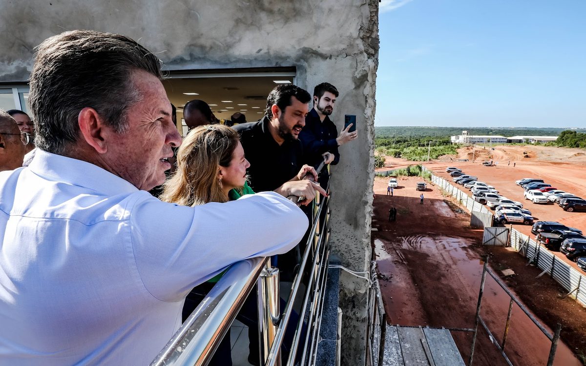 Comitiva observa a obra do Parque Tecnológico a partir da varanda do prédio